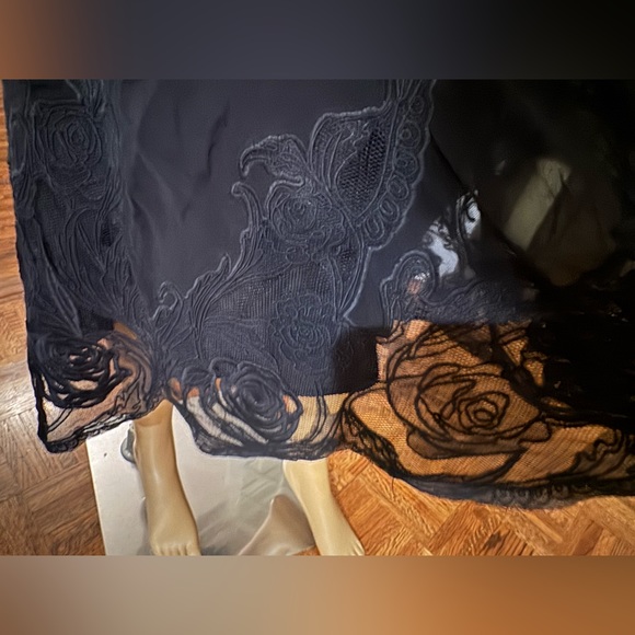 Beautiful Karen Millen dress, size 8 in 100% silk. Gorgeous appliqué. - Picture 14 of 15